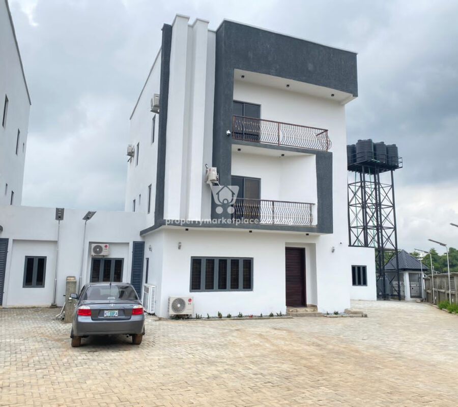 Luxurious 5 bedroom detached duplex + Bq in a nice & serviced estate