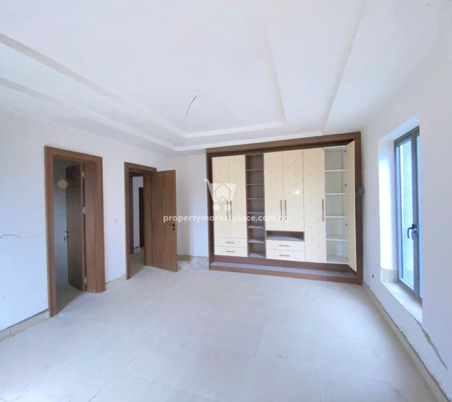 Fully automated 5 bedroom detached duplex with 2 rooms basement