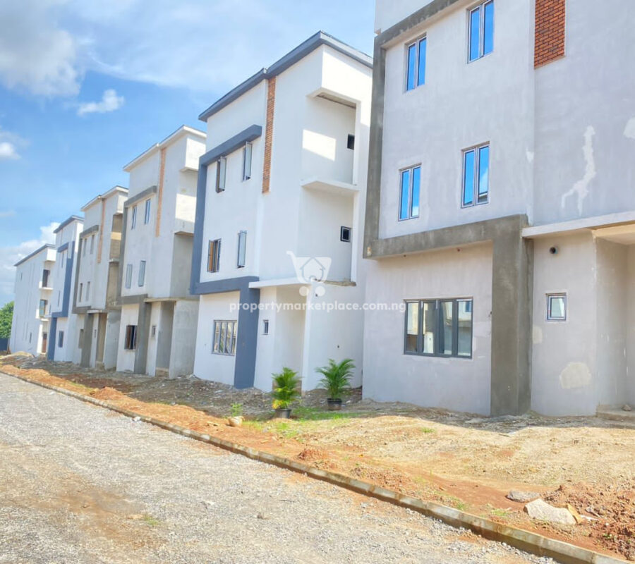 Massive 4 bedroom detached duplex with Bq in a nice area with tarred roads