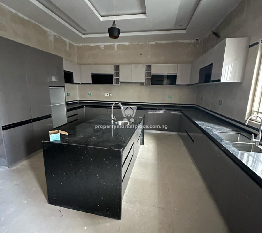 Smart 5 bedroom detached duplex with 1 room Bq