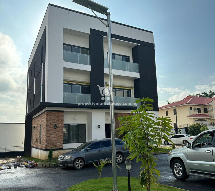 Smart 5 bedroom detached duplex with 1 room Bq