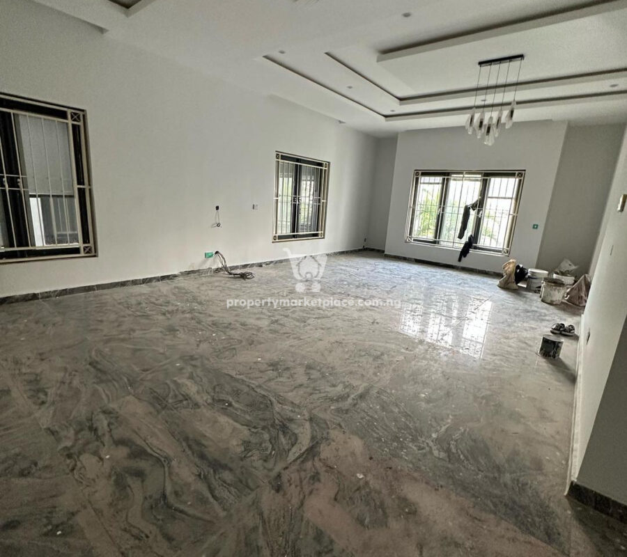 Smart 5 bedroom detached duplex with 1 room Bq