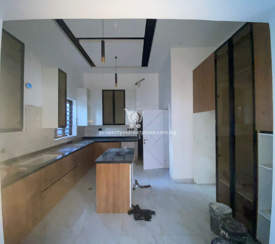 Automated 5 bedroom detached duplex with Bq