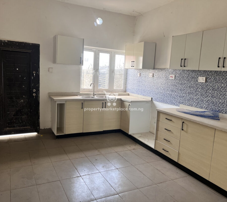 Luxurious 4 bedroom terrace duplex with a room Bq