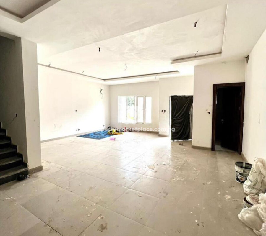 Luxurious 4 bedroom terrace duplex with Bq