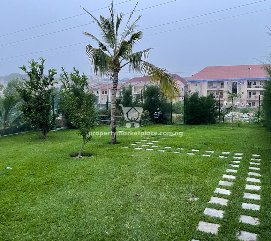 Exquisite 6 bedroom detached duplex with 1 room Bq