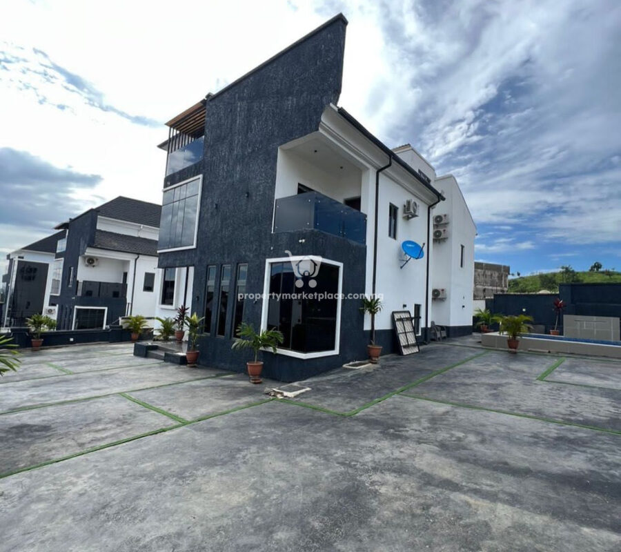 Furnished 6 bedroom detached duplex with a room in an estate