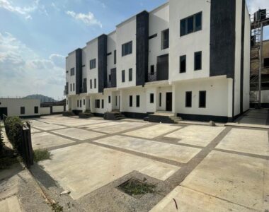 Luxurious 4 bedroom terrace duplex with a room Bq