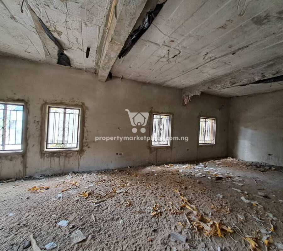 Massive 5 bedroom detached duplex with 3 living rooms