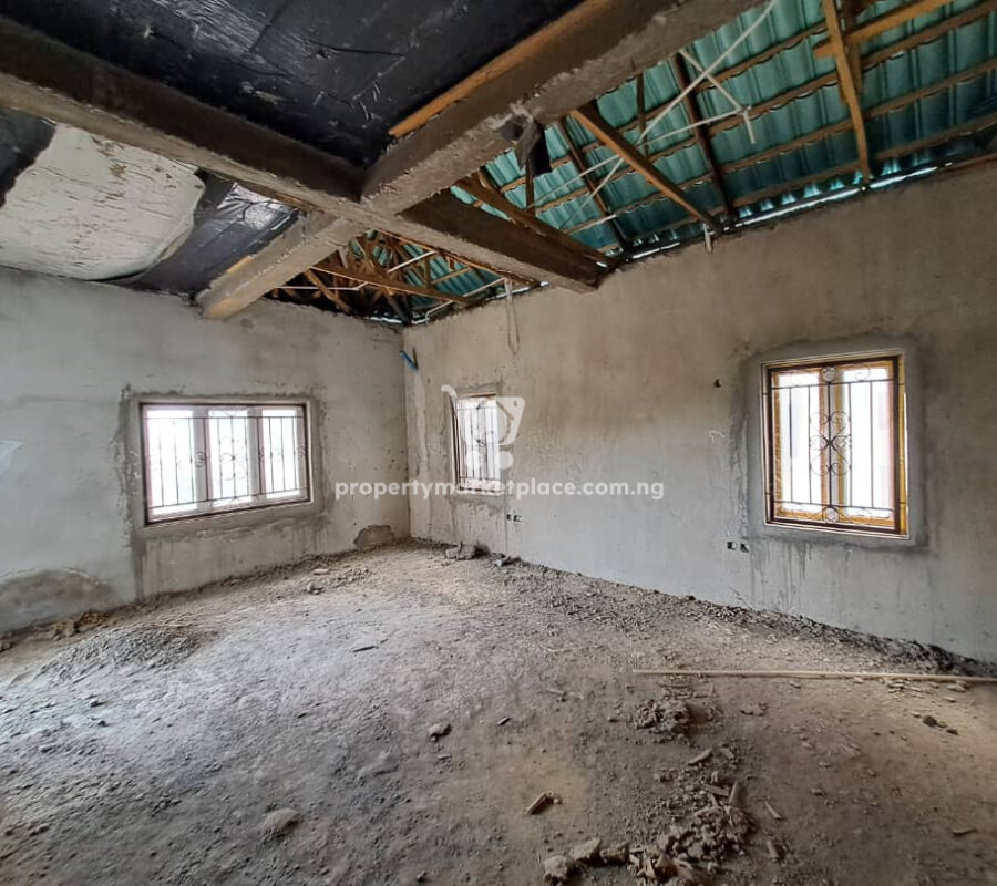 Massive 5 bedroom detached duplex with 3 living rooms