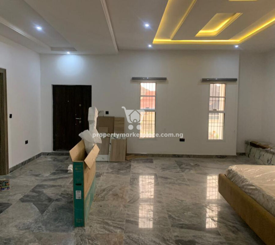 Exquisite 6 bedroom detached duplex with 1 room Bq