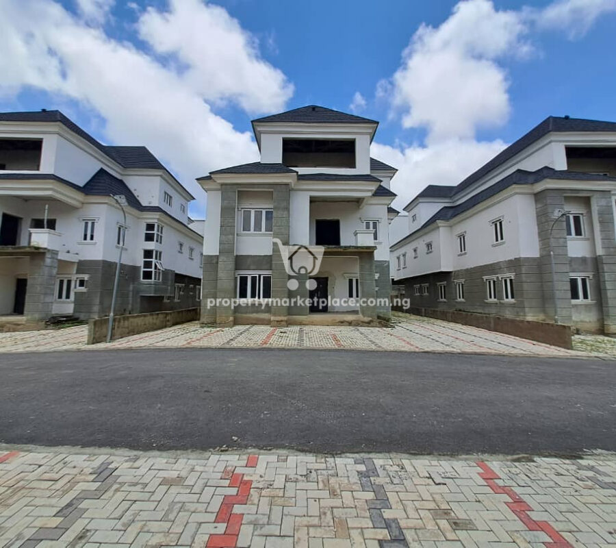 Massive 5 bedroom detached duplex with 3 living rooms