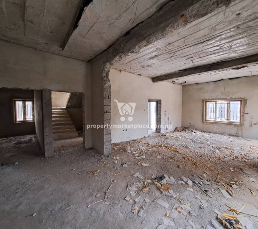 Massive 5 bedroom detached duplex with 3 living rooms