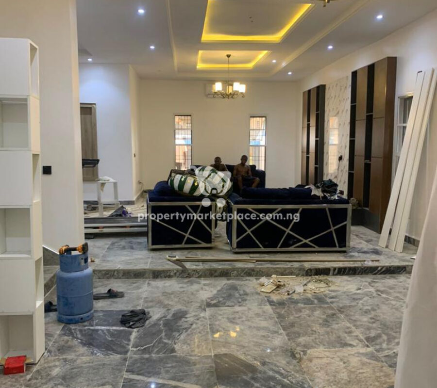 Exquisite 6 bedroom detached duplex with 1 room Bq