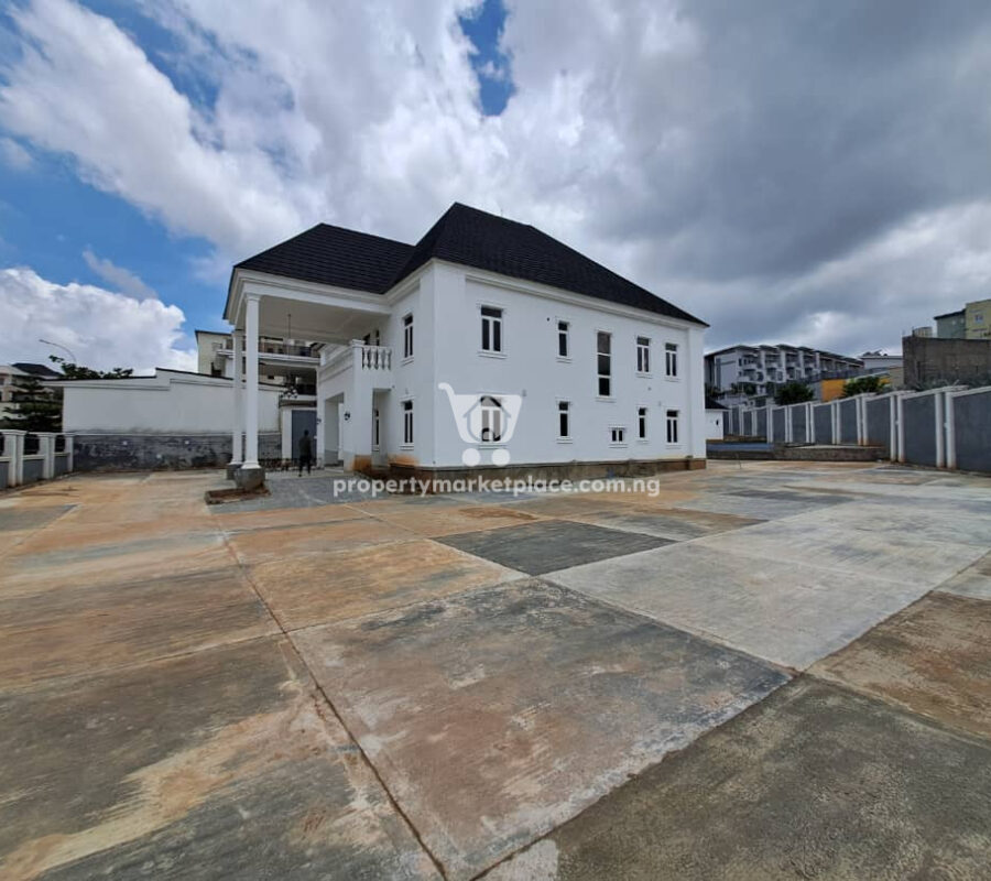 Exotic 5 bedroom detached duplex with 2 bedroom guest chalet