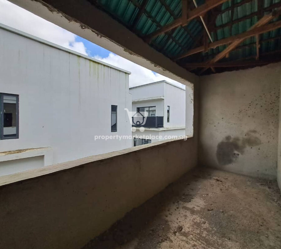 Massive 5 bedroom detached duplex with 3 living rooms