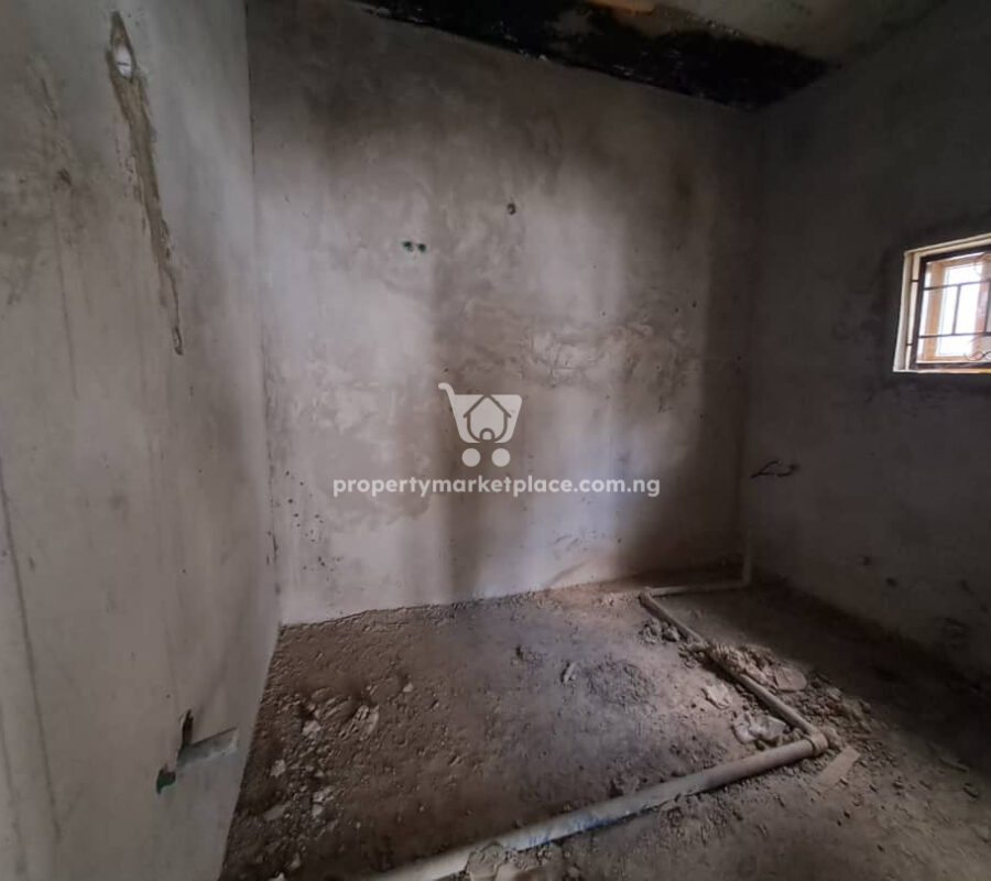 Massive 5 bedroom detached duplex with 3 living rooms