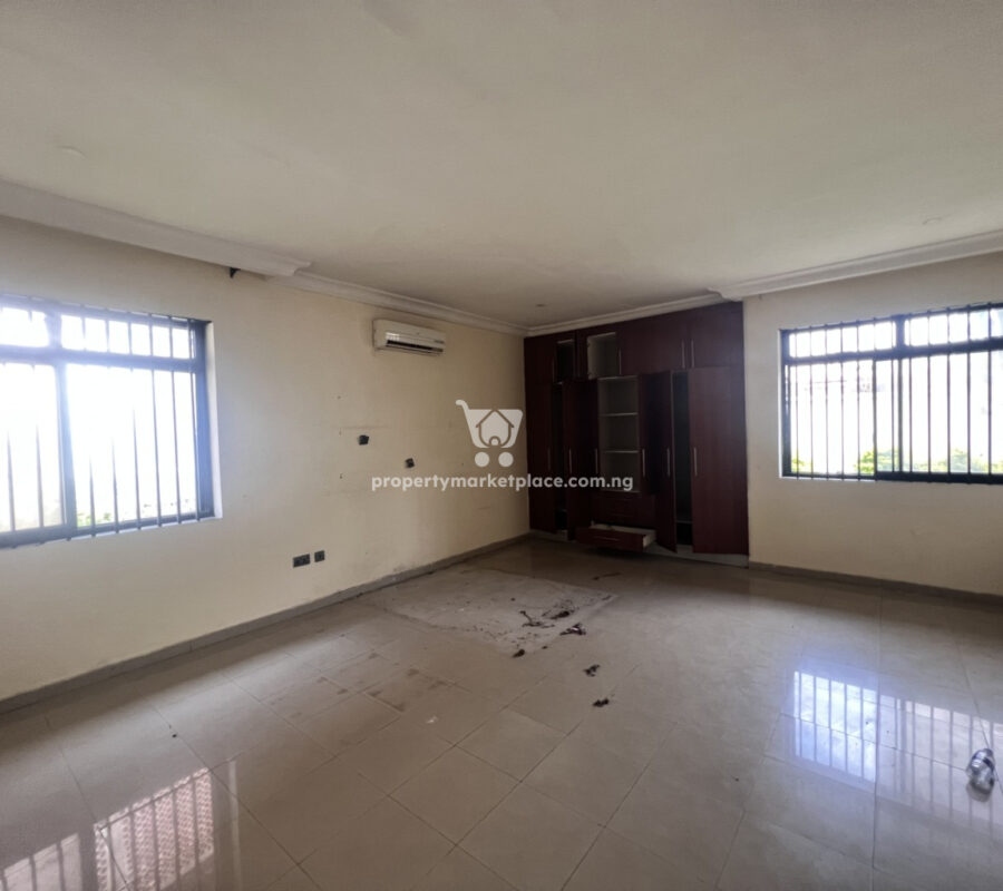 Ambassadorial 5 bedroom detached duplex with 3 and 2 bed guest chalet