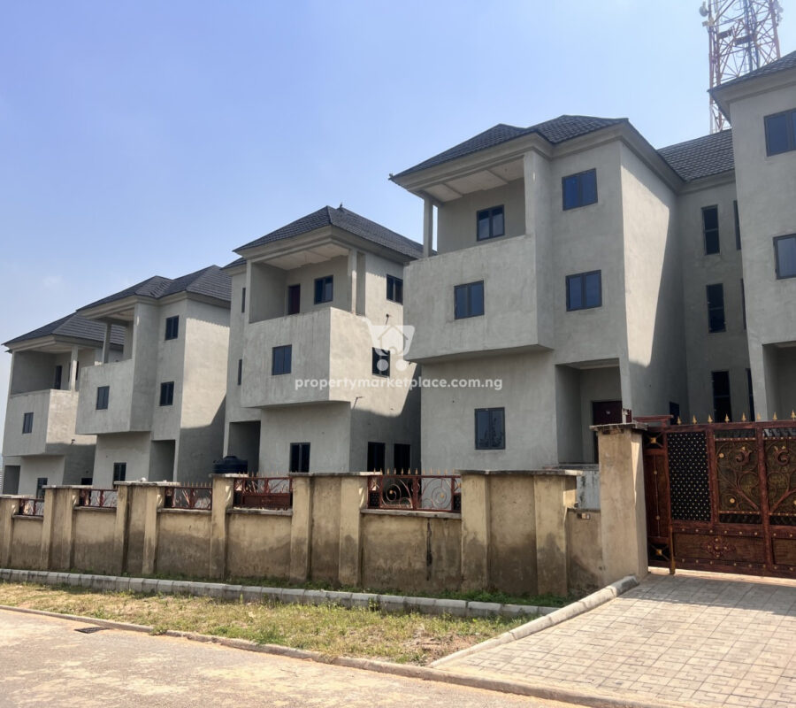 Luxurious 4 bedroom terrace duplex with a room Bq
