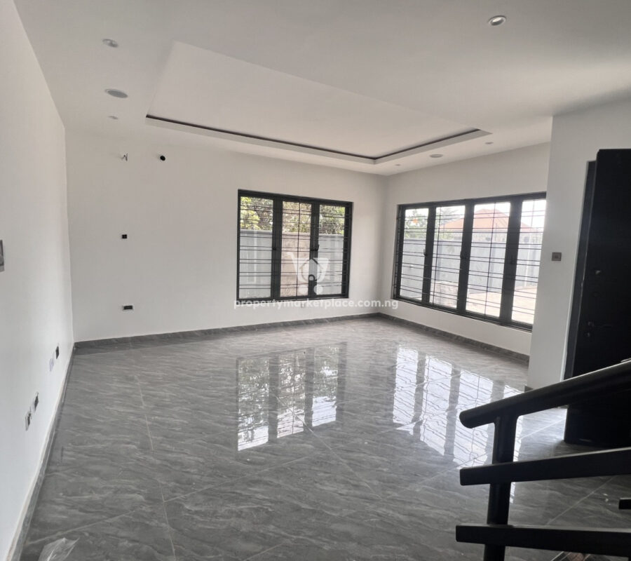 Exquisite 4 bedroom terrace duplex with a room Bq
