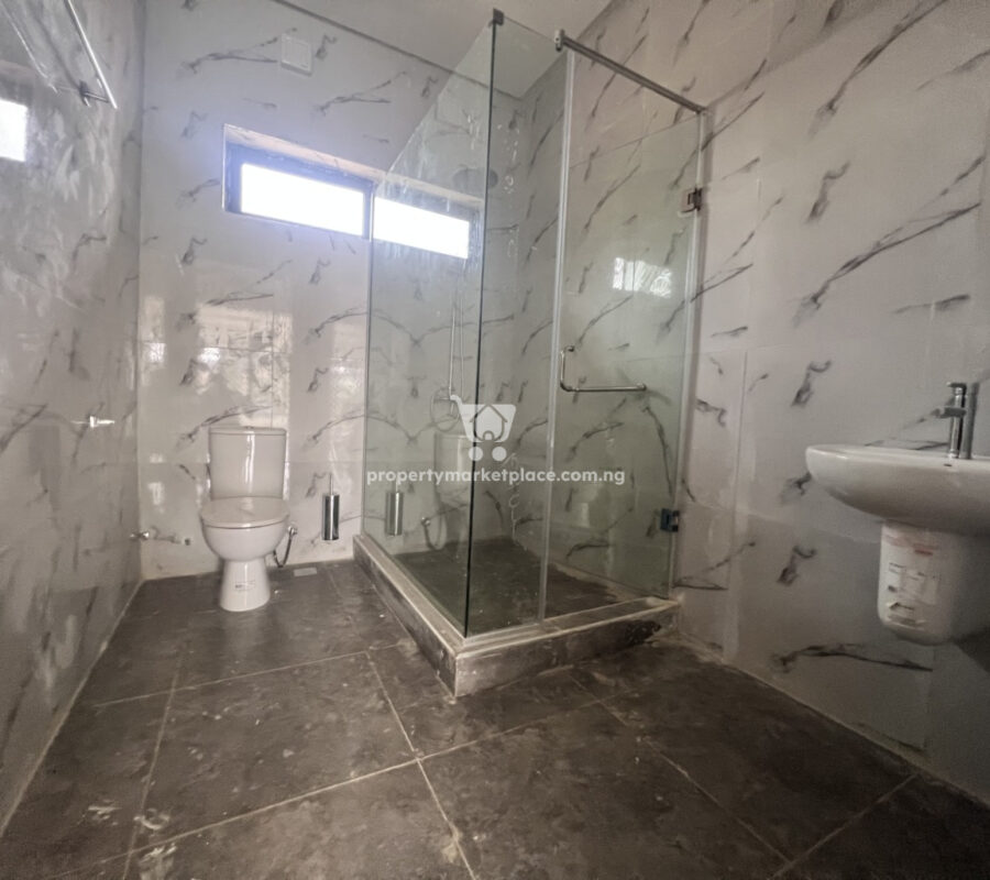 Exquisite 4 bedroom terrace duplex with a room Bq