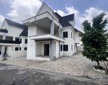 Massive 5 bedroom detached duplex with Bq in a nice area
