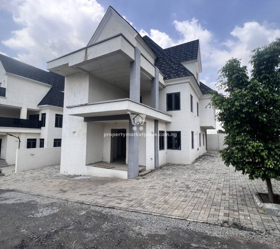 Massive 5 bedroom detached duplex with Bq in a nice area