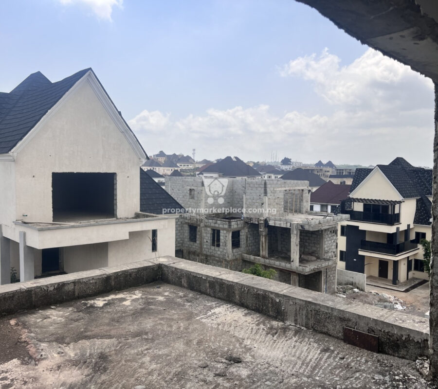 Massive 5 bedroom detached duplex with Bq in a nice area