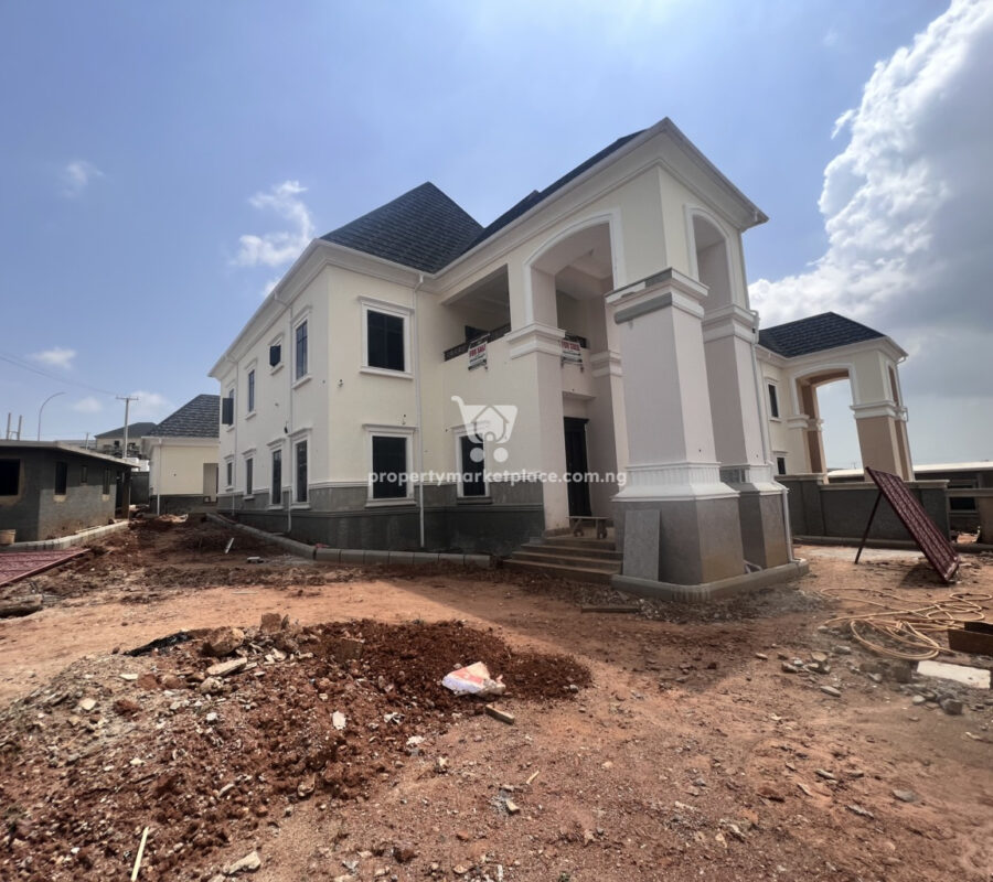 5 bedroom detached duplex with 2 units of 1 bedroom guest chalet & 2 Bq
