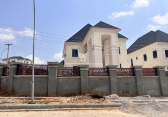 5 bedroom detached duplex with 2 units of 1 bedroom guest chalet & 2 Bq