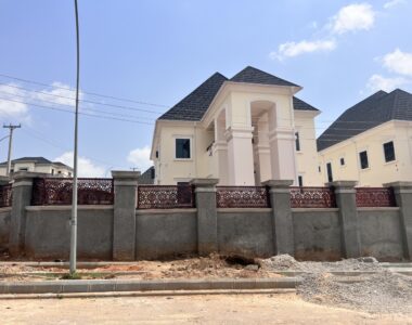 5 bedroom detached duplex with 2 units of 1 bedroom guest chalet & 2 Bq