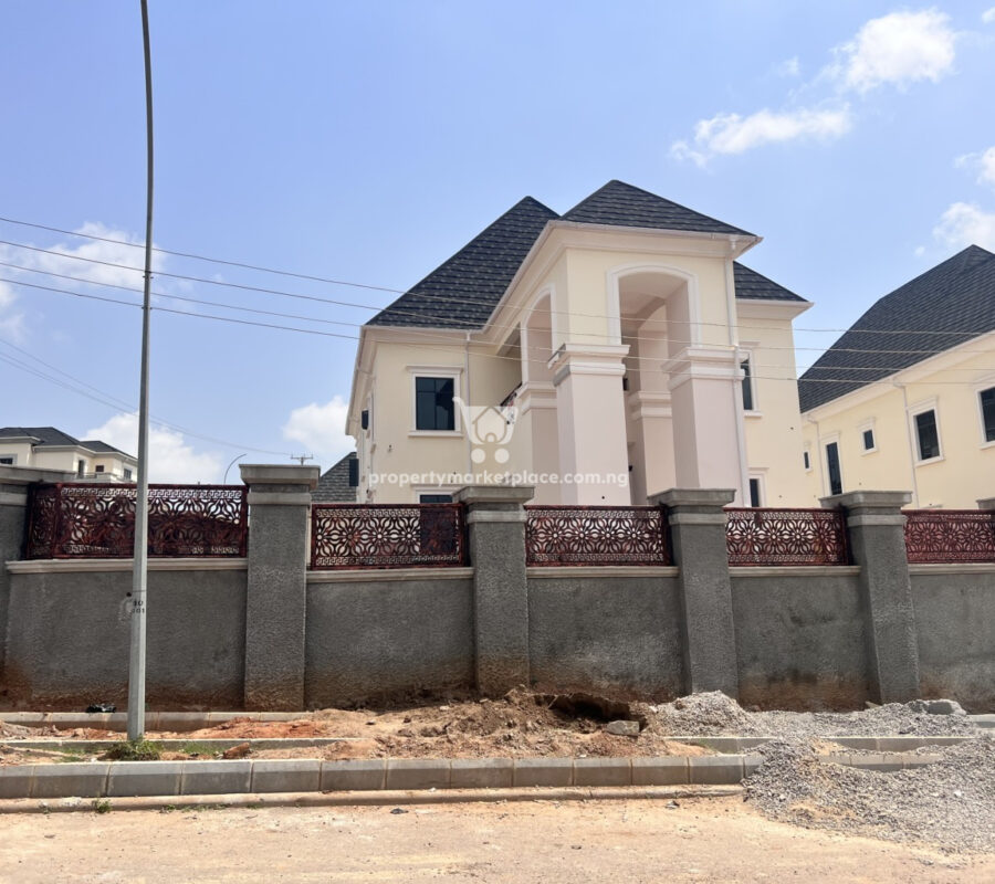 5 bedroom detached duplex with 2 units of 1 bedroom guest chalet & 2 Bq
