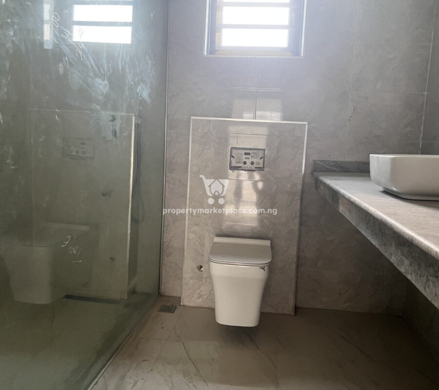Exquisite 5 bedroom detached duplex with Bq in a classy area