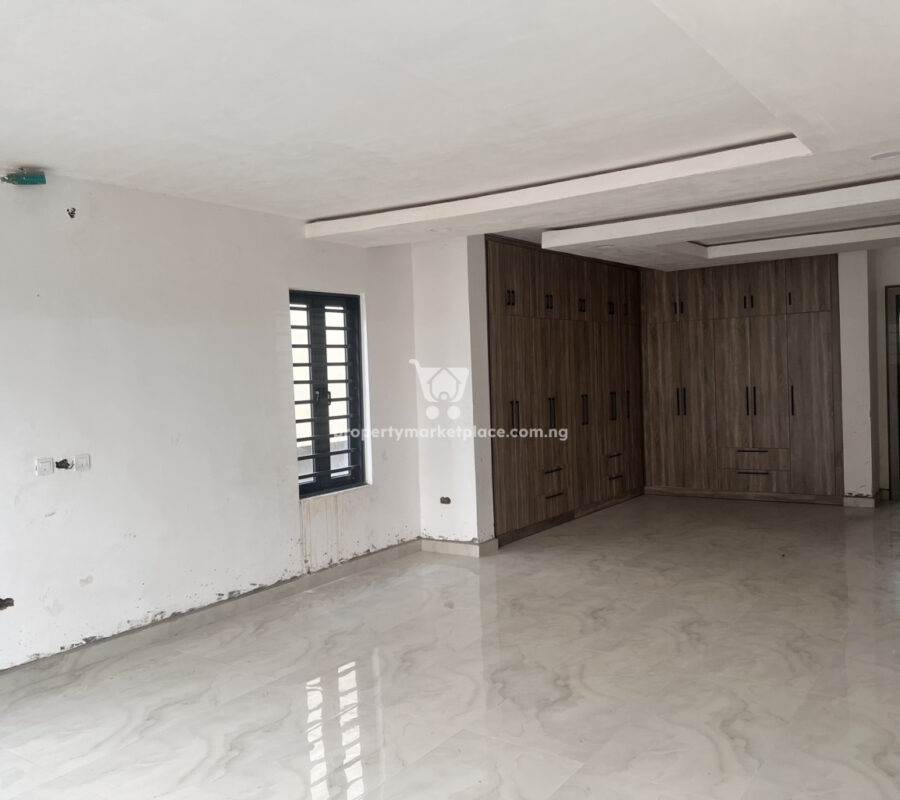 Exquisite 5 bedroom detached duplex with Bq in a classy area