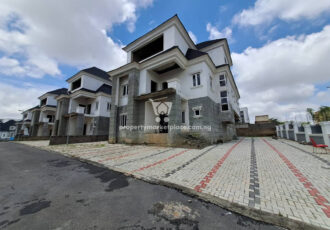 Massive 5 bedroom detached duplex with 3 living rooms