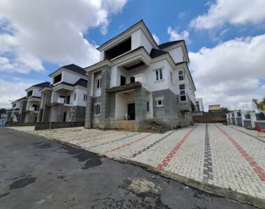Massive 5 bedroom detached duplex with 3 living rooms