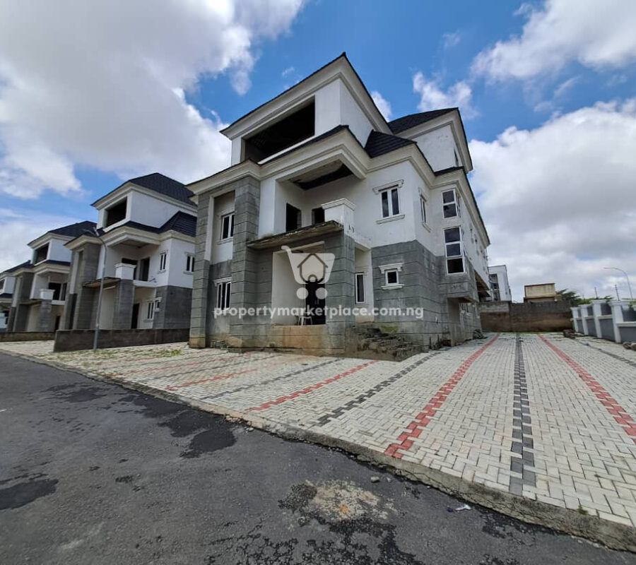 Massive 5 bedroom detached duplex with 3 living rooms