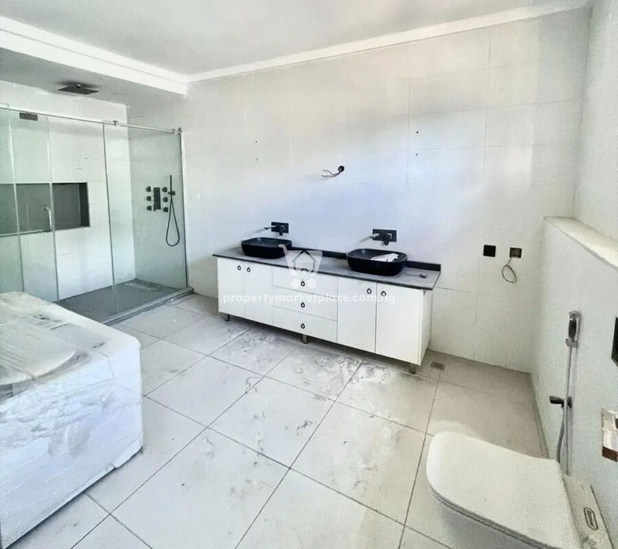 Exotic 6 bedroom detached duplex with 1 room Bq