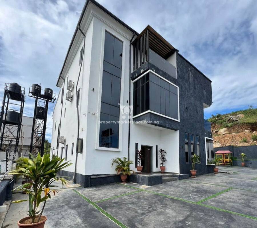 Furnished 6 bedroom detached duplex with a room in an estate