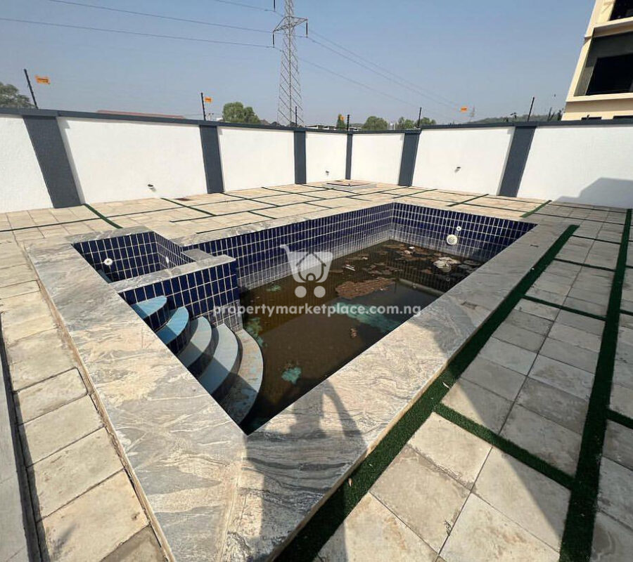 Exquisite 6 bedroom detached duplex with 1 room Bq