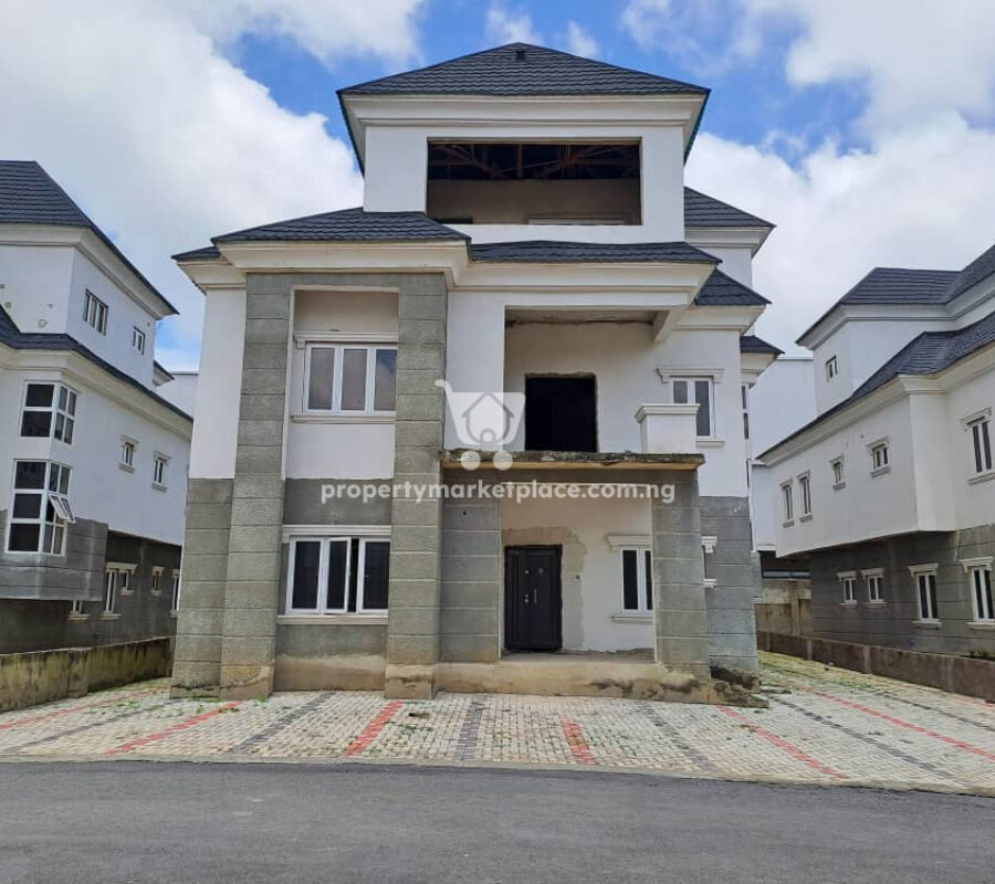 Massive 5 bedroom detached duplex with 3 living rooms