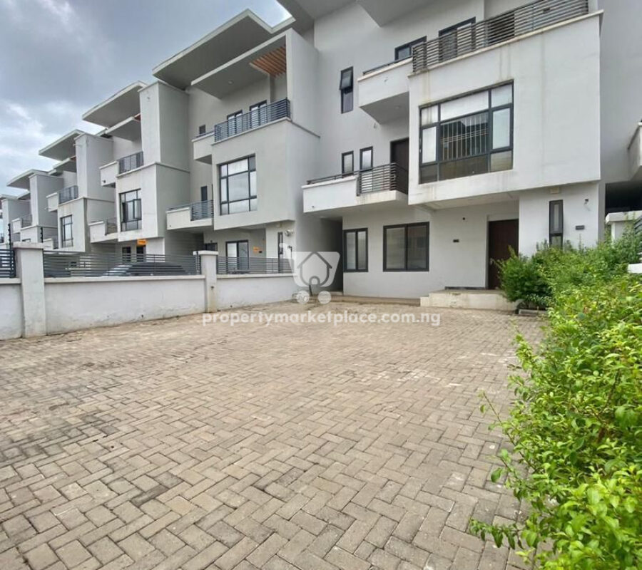 Luxurious 4 bedroom terrace duplex with Bq