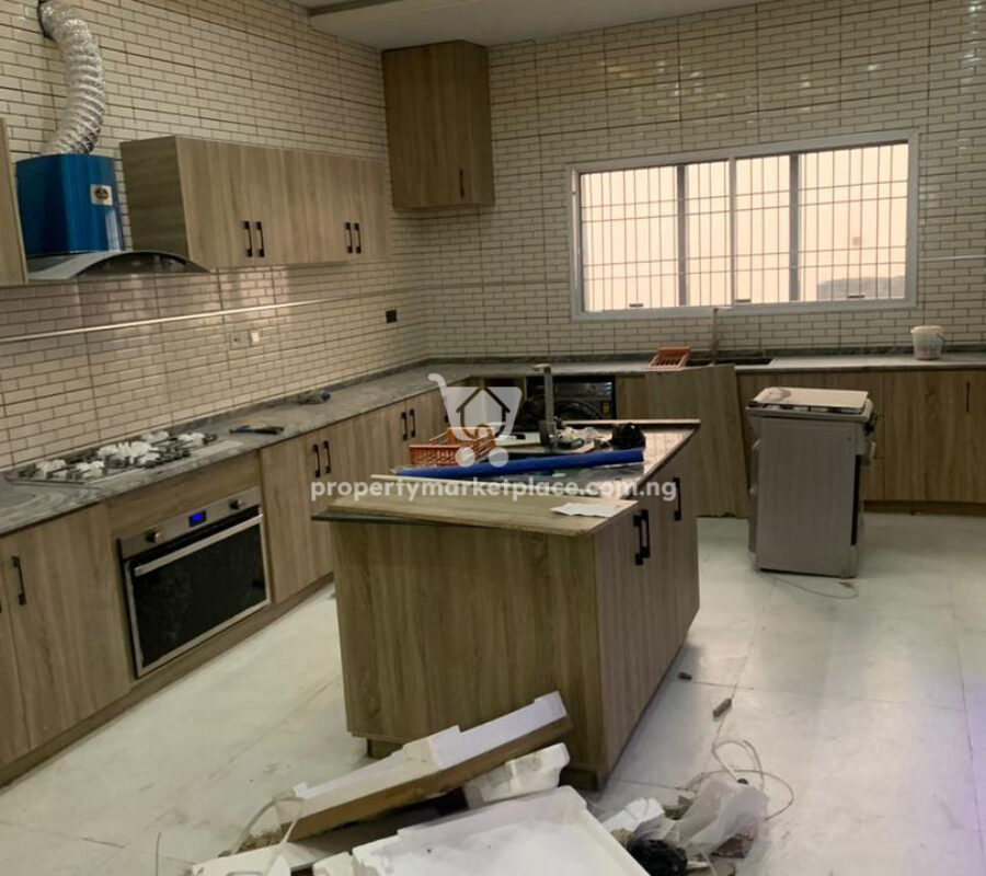Exquisite 6 bedroom detached duplex with 1 room Bq