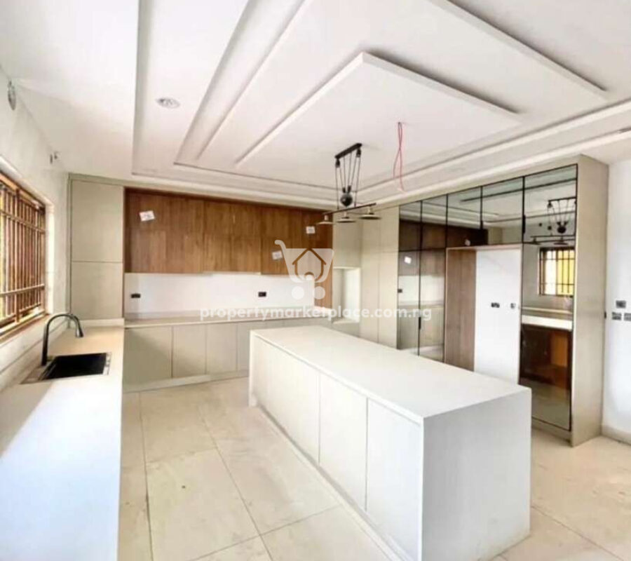 Superbly finished & luxurious 6 bedroom detached duplex