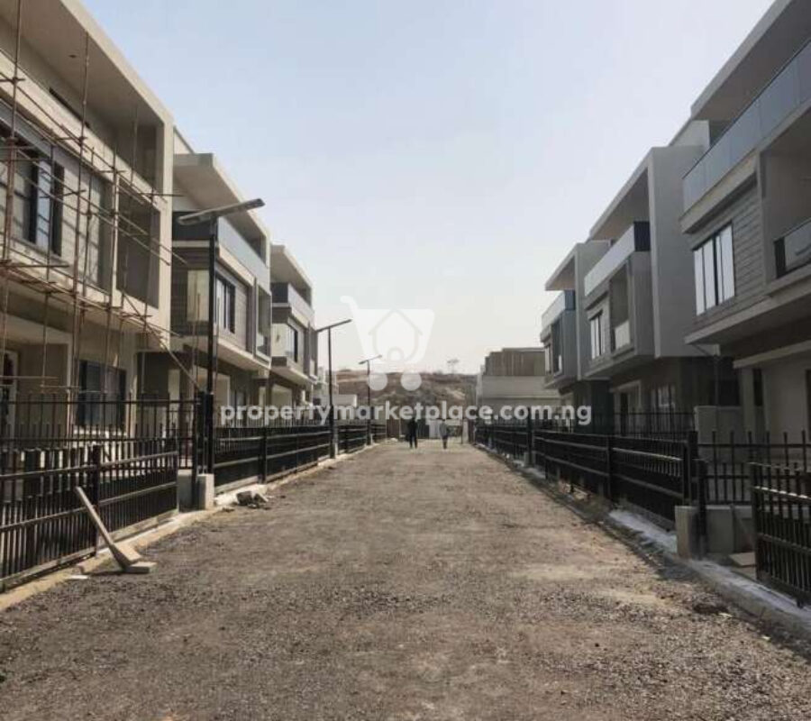 Superbly finished & luxurious 6 bedroom detached duplex