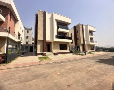 6 bedroom detached duplex with a room Bq