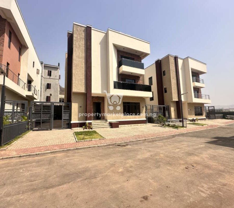 6 bedroom detached duplex with a room Bq