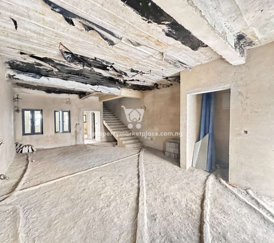 Luxurious 4 bedroom terrace duplex with Bq