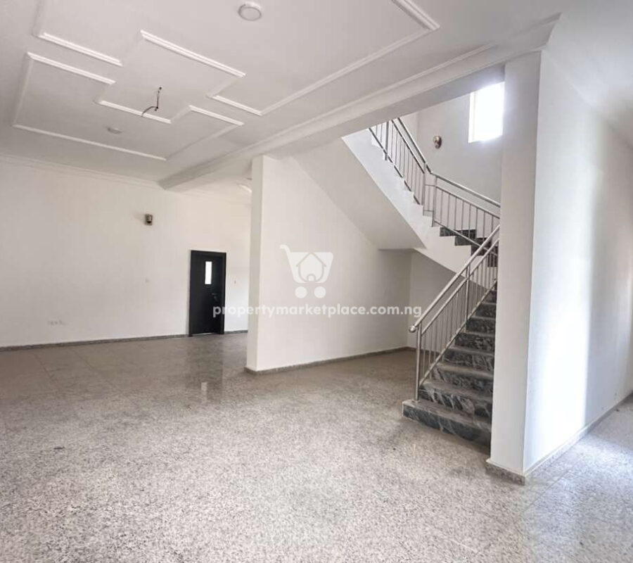 Luxurious 4 bedroom terrace duplex with Bq