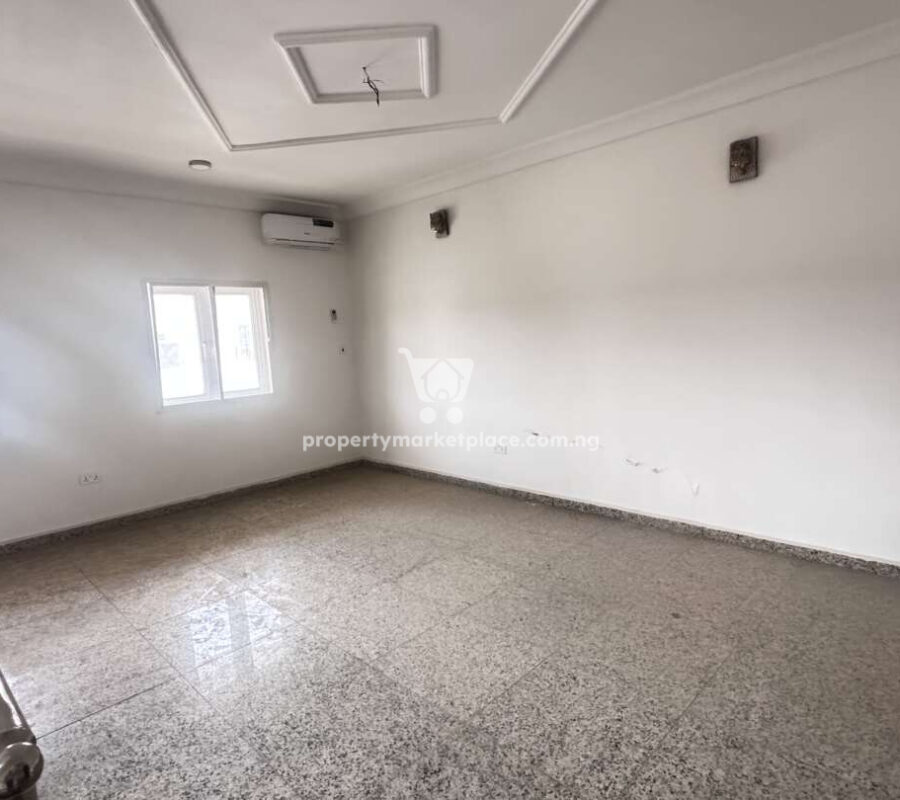 Luxurious 4 bedroom terrace duplex with Bq